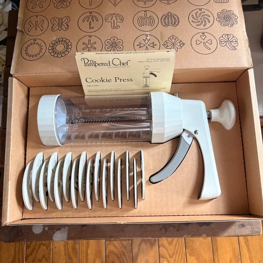 Pampered Chef Cookie Press Set Complete 16 Discs Recipe Book Box Never Used